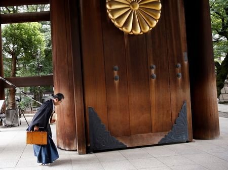 نخست وزیر ژاپن بار دیگر برای معبد یاسوکونی هدیه فرستاد