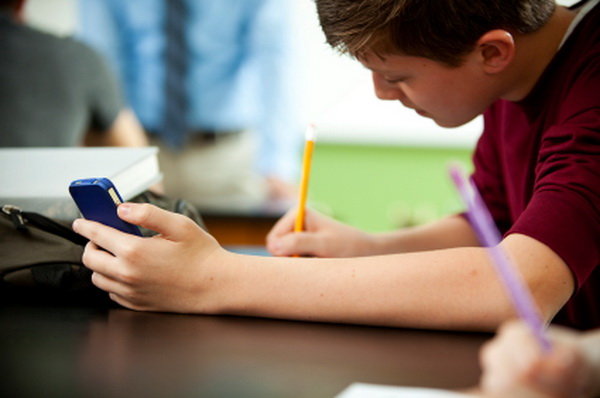 مخالفت برخی مقامات انگلیس با ممنوعیت تلفن‌ همراه در مدارس