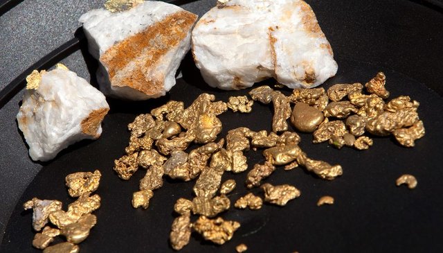 کشف بیش از ۱۰ تن سنگ طلای قاچاق در ورزقان