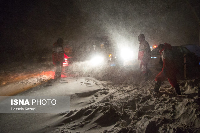 نجات جان چهار فرد گرفتار در برف در جاده گرم‌آباد سمیرم