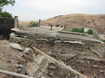 بازگشایی راه دسترسی ۱۴۰ روستای الیگودرز پس از زمین‌ لغزش