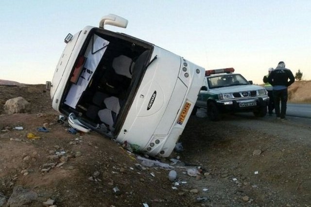 خروج از جاده علت واژگونی اتوبوس مسافربری در محور کرمانشاه-کامیاران