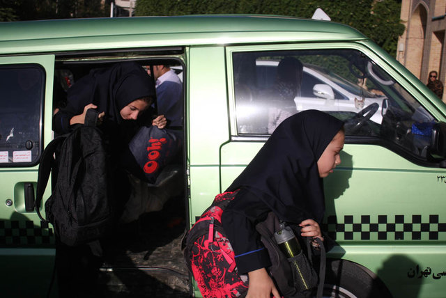واژگونی سرویس دانش آموزان در شیراز/۴ دختر مصدوم شدند