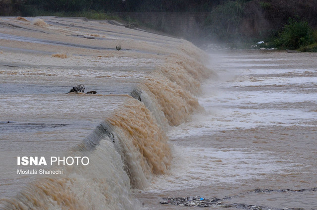 طغیان رودخانه «تجن» و فرو ریختن دیوار بر اثر باران شدید در ساری