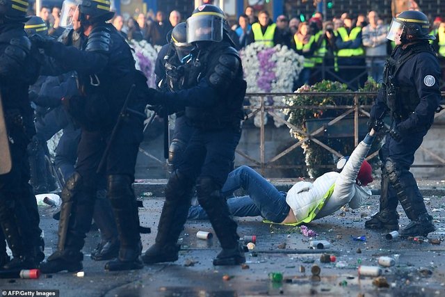 بیش از ۱۳۰ تن از بازداشتی‌های اعتراضات فرانسه دادگاهی می‌شوند