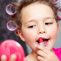 رواج مصرف لوازم آرایشی در مهدهای کودک و جشن‌های تولد کودکان!
