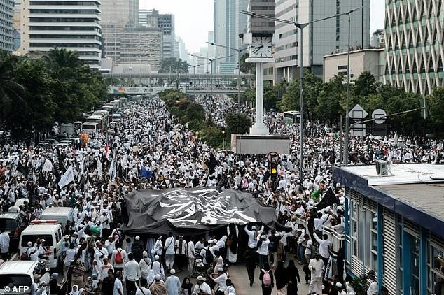 تظاهرات مسلمانان محفاظه‌کار اندونزی برای برکناری فرماندار مسیحی جاکارتا