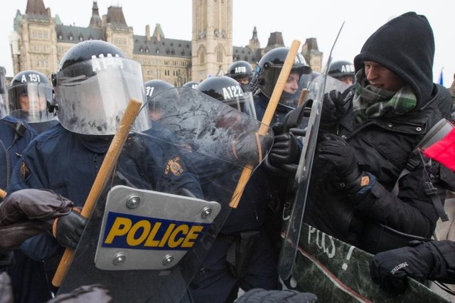 زد و خورد حامیان و مخالفان مهاجران مقابل پارلمان کانادا