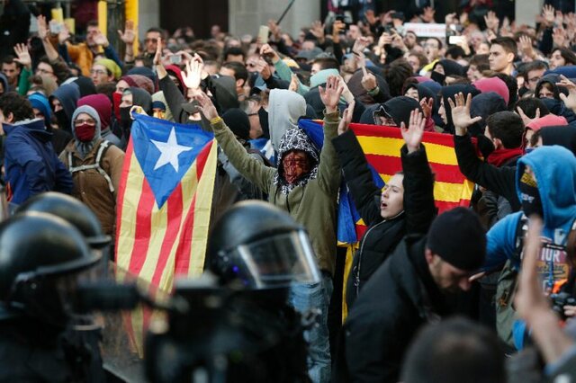 بیش از ۶۰ معترض و پلیس در درگیری‌های کاتالونیا زخمی شدند