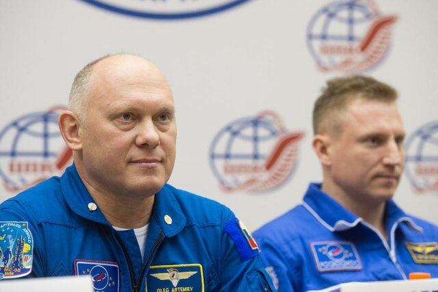 نشست خبری فضانوردان روس