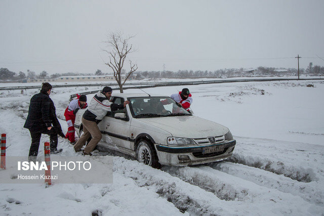 امدادرسانی به ۱۸۵ مسافر گرفتار در برف و کولاک در کرمانشاه