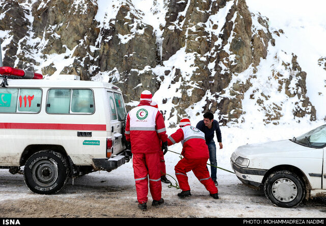 نجات ۳۰ گردشگر گرفتار در برف “سالند”