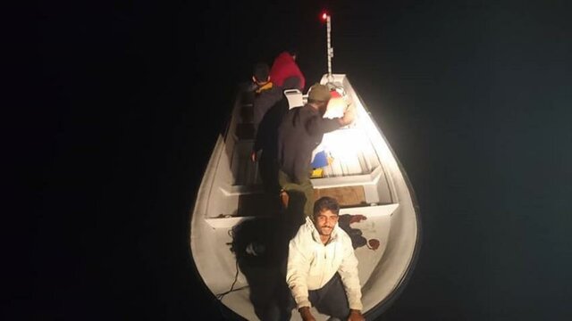 نجات ۴ صیاد گمشده در دریای عمان