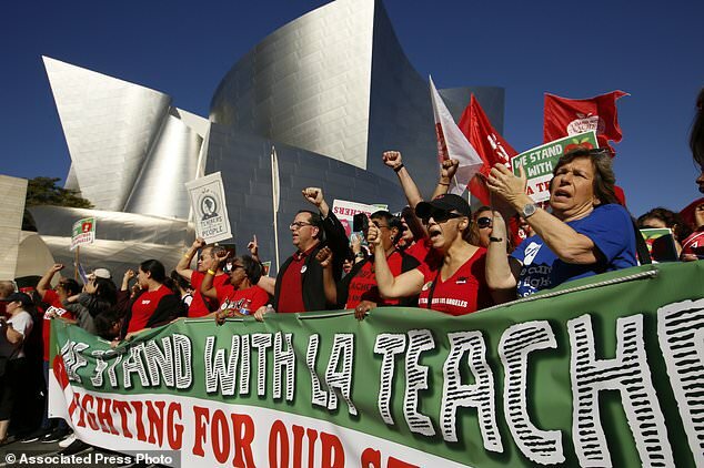 راهپیمایی آتشنشان‌ها با معلمان معترض لس‌آنجلسی