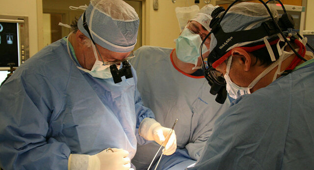 عمل جراحیِ جنین خارج از بدن مادر در انگلیس