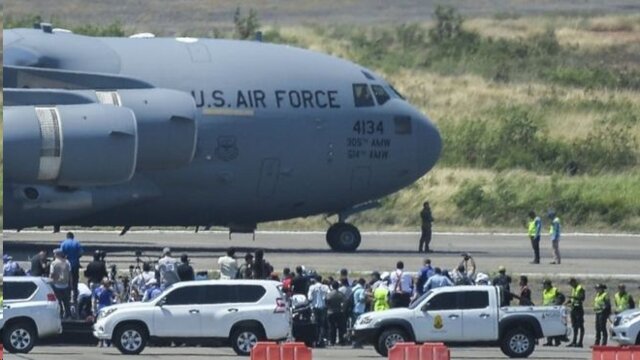هواپیمای کمک‌های آمریکا در مرز ونزوئلا به زمین نشست