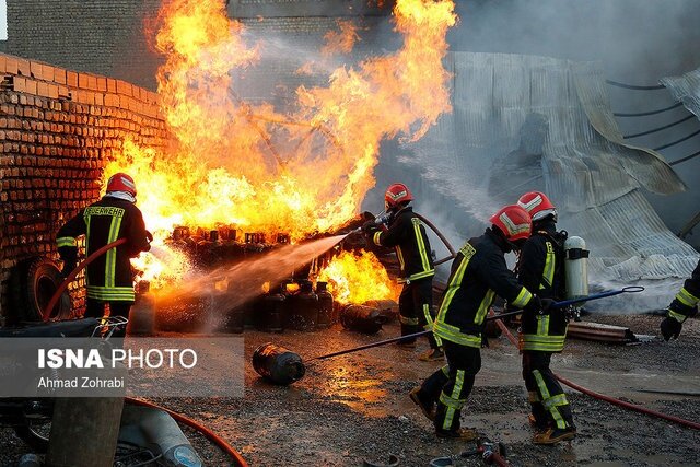 یک کشته و پنج مصدوم در آتش‌سوزی یک واحد تولیدی در شهر صنعتی البرز