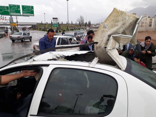 سقوط تابلوی شهرداری روی یک خودرو در شیراز