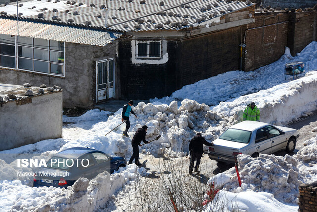 نجات جان ۶ مسافر گرفتار در برف و کولاک در مرند