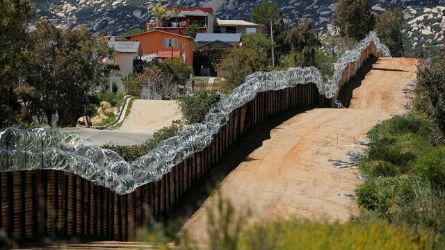 ترامپ تهدید کرد مرز با مکزیک را می‌بندد