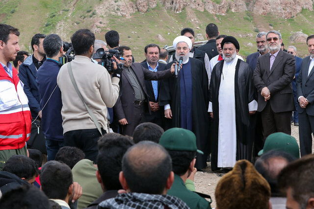 روحانی از روستای چم‌مهر بازدید کرد/دولت تا اتمام بازسازی خرابی‌ها در کنار مردم خواهد بود