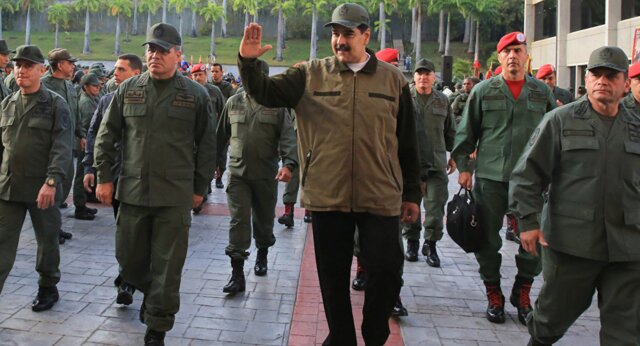 مادورو: ارتش برای مقابله با حمله آمریکا آماده باشد