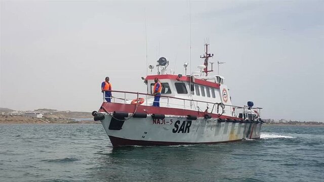 نجات جان ۵ صیاد لنج حادثه دیده در آب‌های دریای عمان