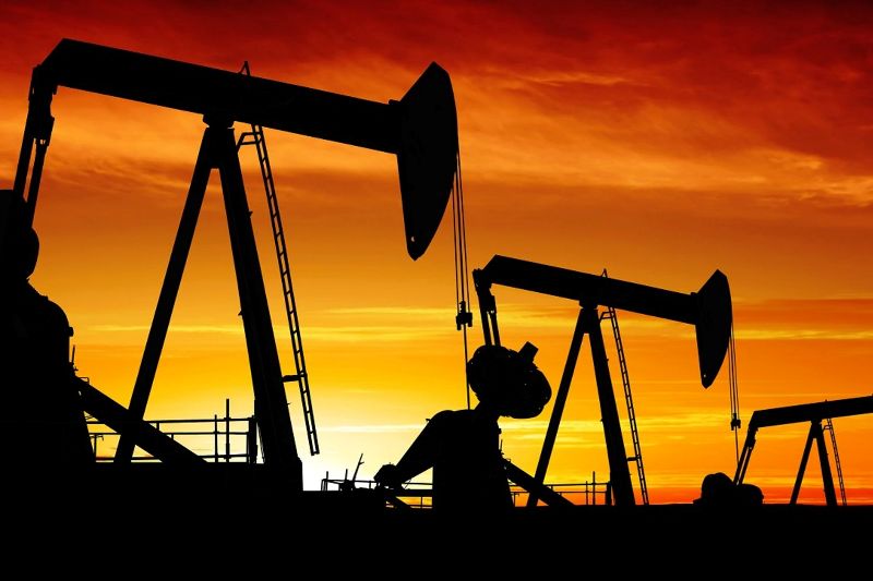 بهای نفت در بازارهای جهانی همچنان رو به کاهش است