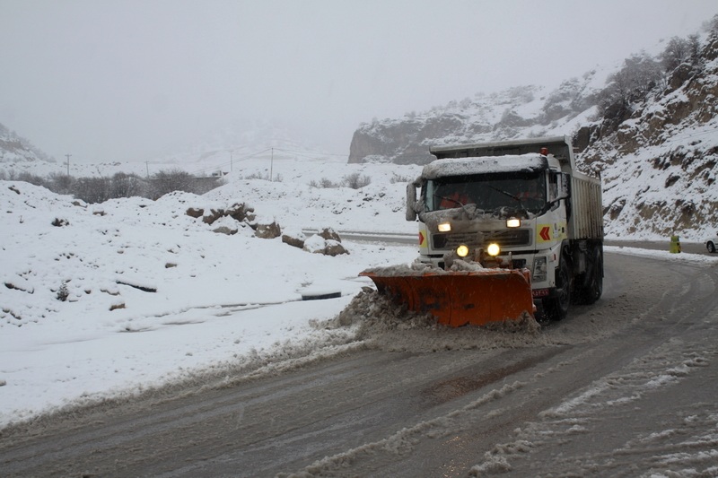 جاده های ۱۷ استان برفی و بارانی شد