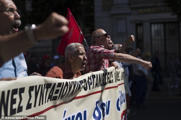 تظاهرات یونانی‌ها در اعتراض به سیاست‌های اقتصادی دولت