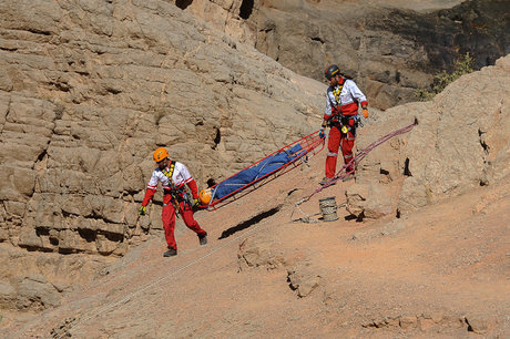 نجات مرد ۵۰ ساله‌ سقوط کرده از ارتفاعات «بزقوش»