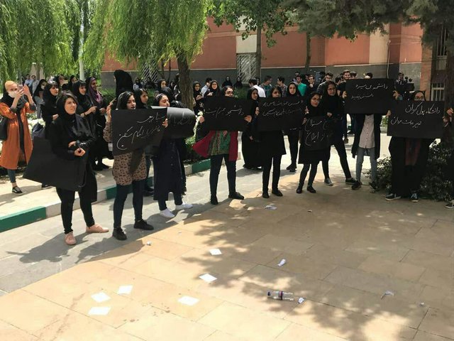 تجمع اعتراضی دانشجویان علامه در اعتراض به مسایل صنفی