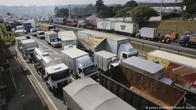 فلج شدن حمل و نقل در برزیل با ورود به هشتمین روز از اعتصاب‌ها