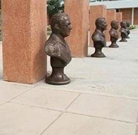 مجسمه‌های گچی در پایتخت گچی کشور