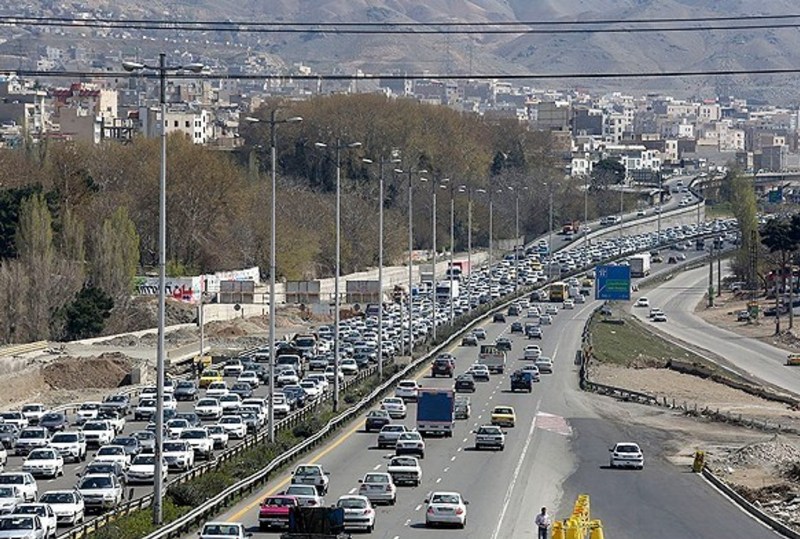 ترافیک در برخی مقاطع آزادره تهران- کرج سنگین است
