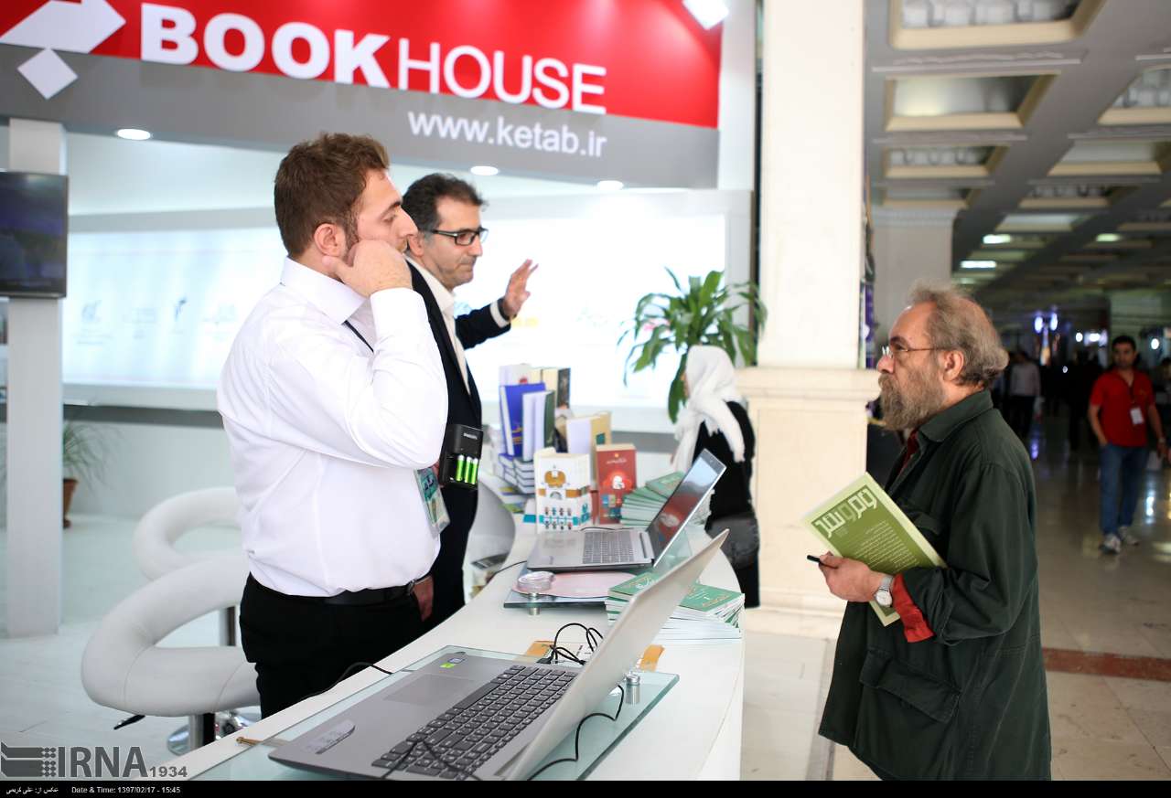 بازدید وزیر فرهنگ اشاد اسلامی از غرفه مهمان ویژه نمایشگاه کتاب