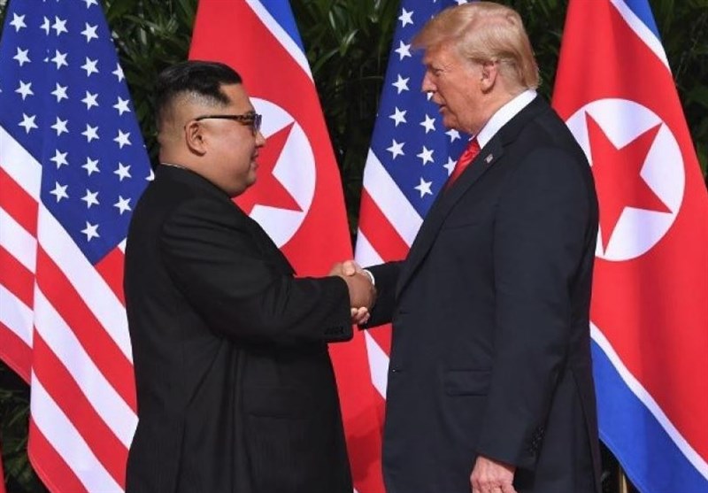 قدم زدن ترامپ و کیم جونگ اون در کنار یکدیگر بعد از امضای قرارداد