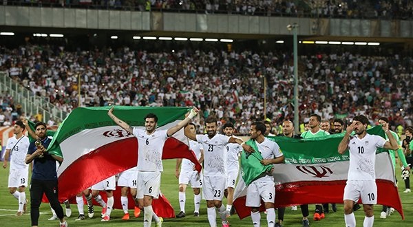 ۹۰ دقیقه تا صعود: تماشای بازی ایران پرتغال به همراه خانواده از استادیوم آزادی از بزرگترین تلویزیون ایران با ۱۰درصد تخفیف
