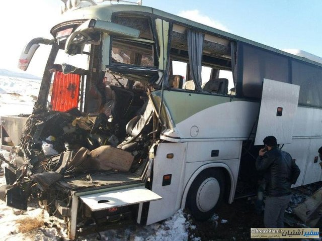 ۲۶ مصدوم حاصل برخورد اتوبوس و کامیون در محور ساوه همدان