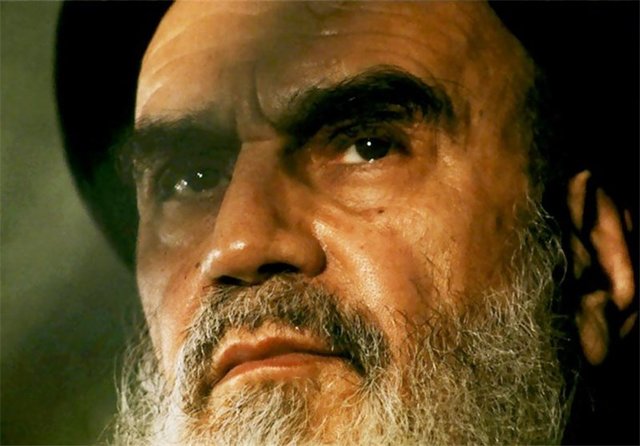 باید جهانیان را با شخصیت امام خمینی(ره) آشنا کرد
