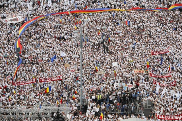تظاهرات گسترده حامیان دولت رومانی در پایتخت این کشور