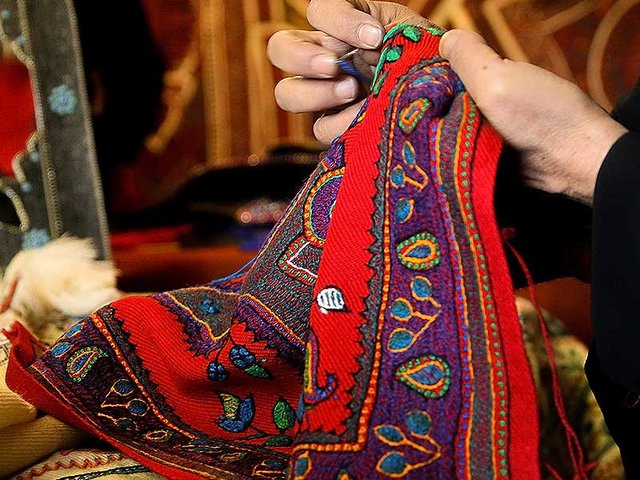 صنعتگران و هنرمندان صنایع دستی در روستاها «بیمه» می‌شوند