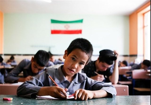 تحصیل ۴۳۰ هزار دانش‌آموز پناهنده در مدارس ایران