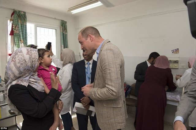 بازدید شاهزاده ویلیام از اردوگاه فلسطینیان در کرانه باختری