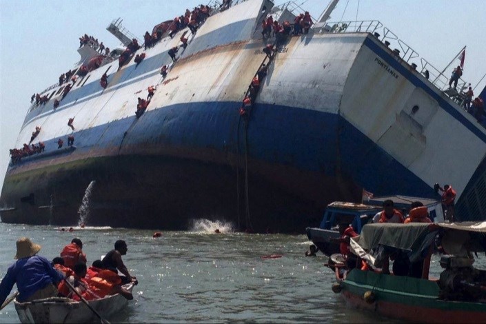 آخرین لحظات غرق شدن کشتی مسافربری در اندونزی