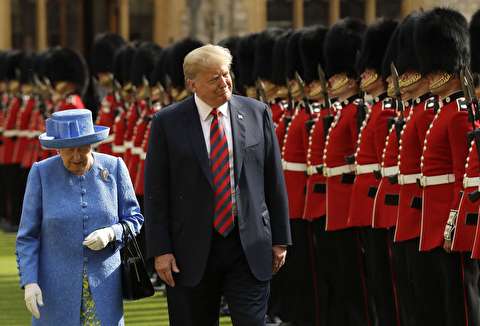 قدم زدن ترامپ جلوتر از ملکه انگلیس جنجال به پا کرد