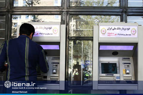 عضو هیات مدیره بانک ملی ایران بر توسعه خدمات نوین بانکی تاکید کرد