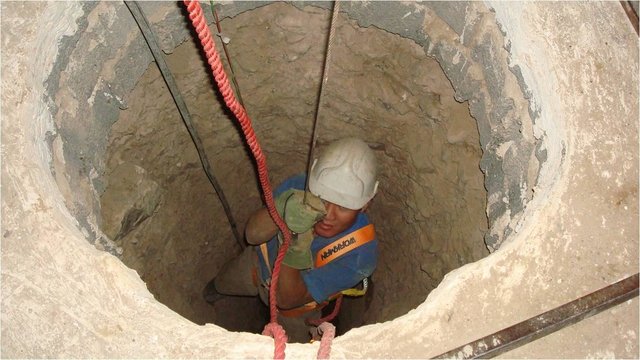 مرگ دو کارگر در عمق ۱۰ متری چاه
