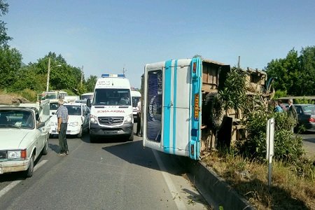 واژگونی مینی‌بوس در گنبدکاووس با یک کشته و ۳۱ زخمی
