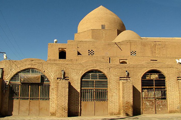 تخریب حجره تاریخی در اردستان/آسیب ماشین آلات شهرداری به مسجد جامع